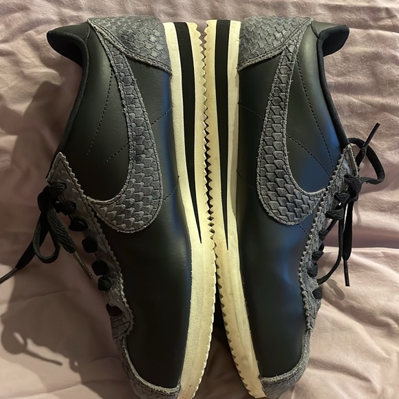 Nike, Cortez, Shoe, sz 9.5 w, good condition - Picture 2 of 4